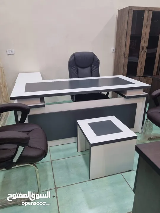 مكتب مدير قياس مترين مع جانبية ادراج وطاولة عرض مميز لفترة محدودة
