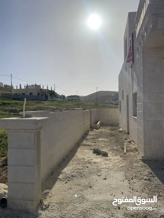 بيت عظم للبيع واجهه حجر مقصور من الداخل مسور من الخارج وبورسلان كامل داخلي موجود مطوب ومرخص