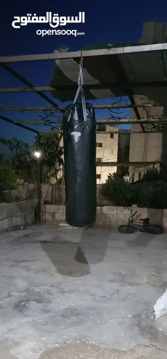 كيس ملاكمه جديد البيع او البدل على عصفير او قفاص حمام او اي شي يوجد كمان البيع كفوف ملاكمه