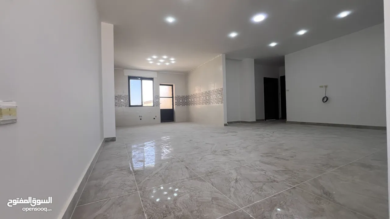 شقق طابقيه 170 متر فاخره  للبيع في الزرقاء الجديده شارع الونك (الكرامه)