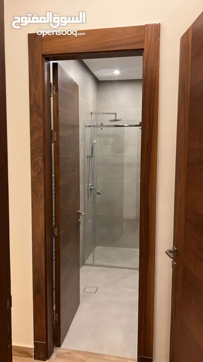 شقة فاخرة للإيجار بالقرب من شارع المطار و كوريدور عبدون مميزة وفاخرة :  14250