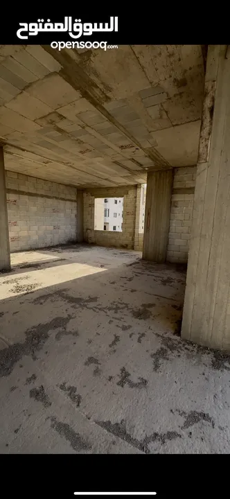 شقة عظم طابق ثالث