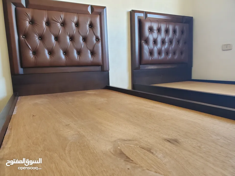 تختين مفرد خشب مع لوح خشبي بحاله الوكاله