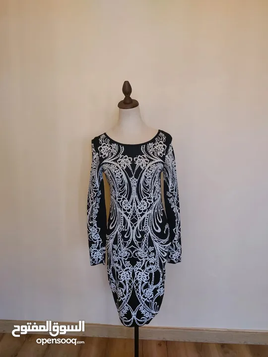 عدة فساتين جديدة و ماركات اسعارها من 10-12 دينار.