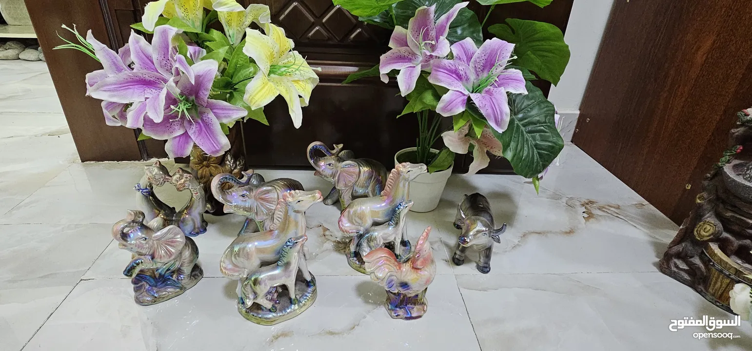 HOME ACCESSORIES AND CUTE STATUES AND FLOWER VASES