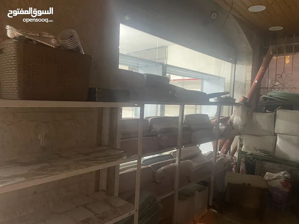 يوجد رفوف مستعملة لمحل تجاري للبيع