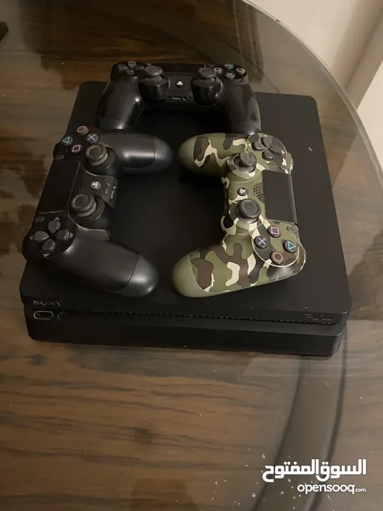 PS4 بلايستيشن used like new with 3 controllers , crash ,gta 5 ,rocket league cds