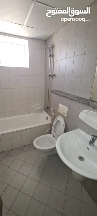 55,000 درهم سنويًا 3 غرف (إحداها ماستر) + صالة و3 حمامات بإطلالة بحرية خلّابة ، قريب من مخرج دبي