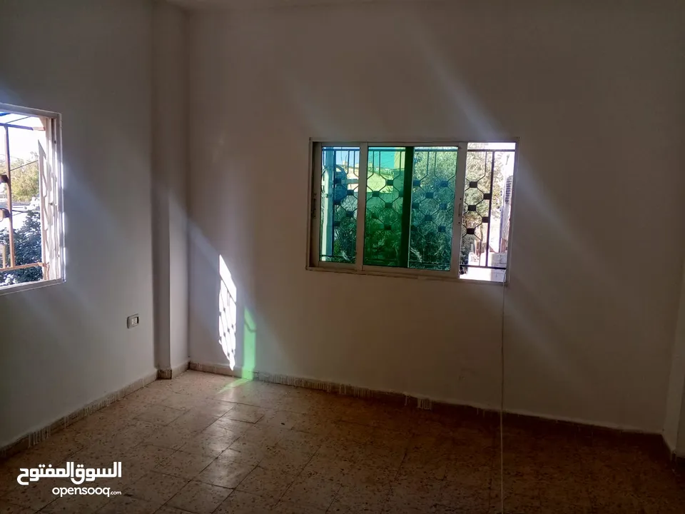 شقه للايجار غرفتين وصاله ومطبخ وحمام دور ارضي