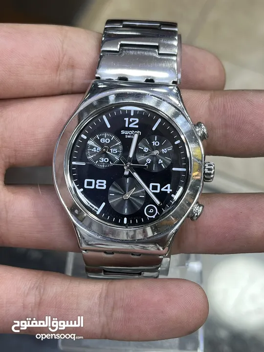ساعة يد من ماركة Swatch السويسرية وهي معروفة بتصاميمها الأنيقة وجودتها العالية.