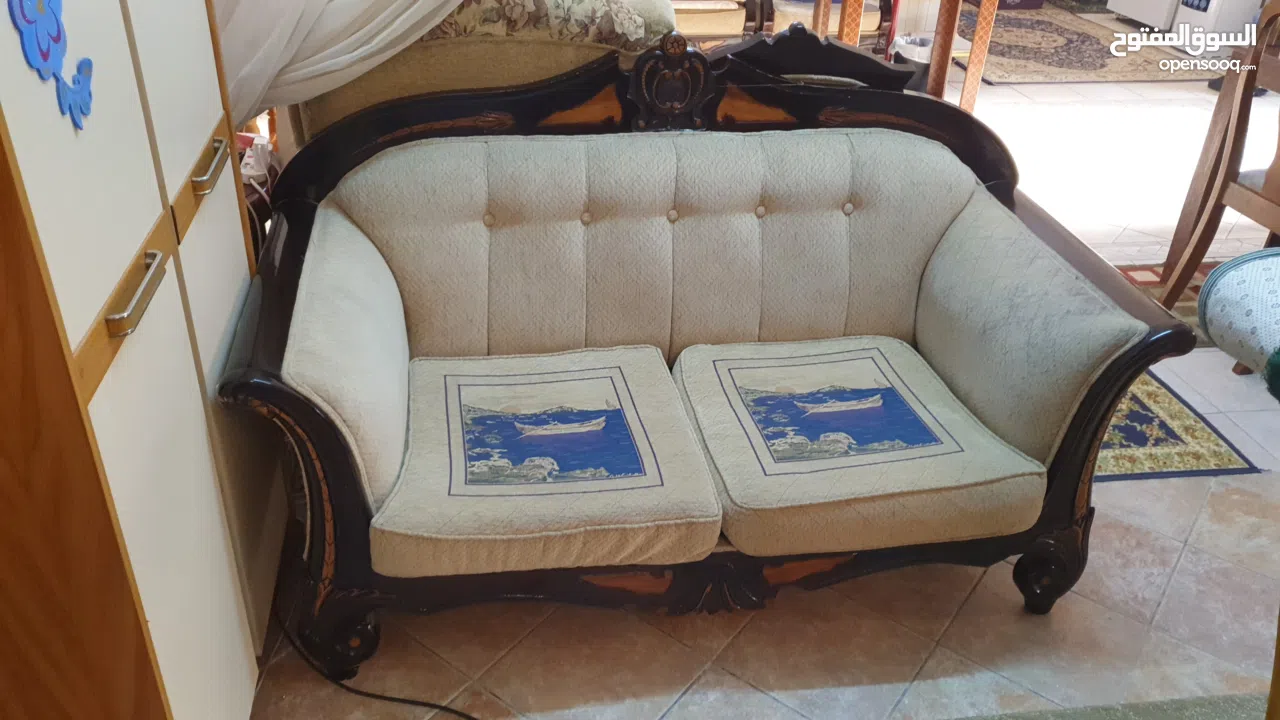 اثاث صالح للاستعمال وهو في حالة جيدة جدا