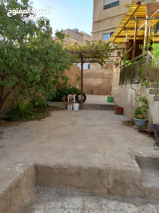عمارة ثلاثة طوابق موقع مميز  في حي العبدلات