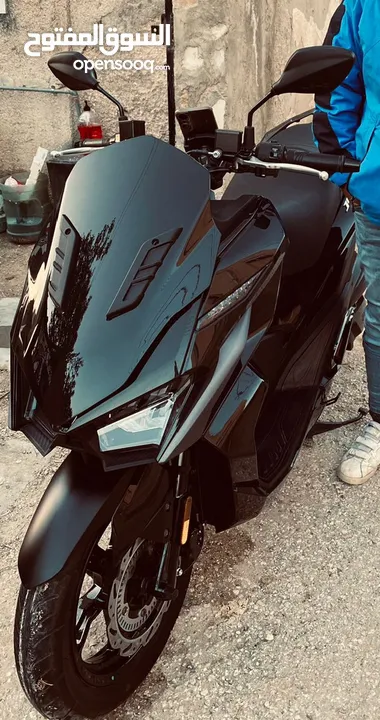 سكوتر sym jet x 200cc  2023 ماشي 20 الف لون اسود للبيع او بدل