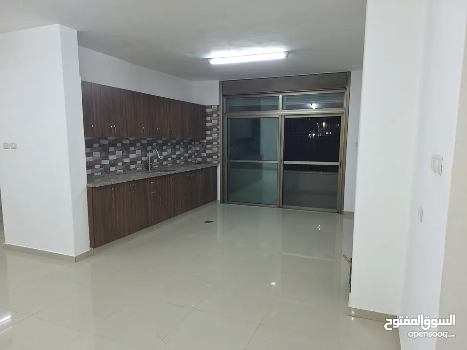 شقة تشطيب جديد للايجار للعرسان وضعها ممتاز طابق ثالث في ام الشرايط