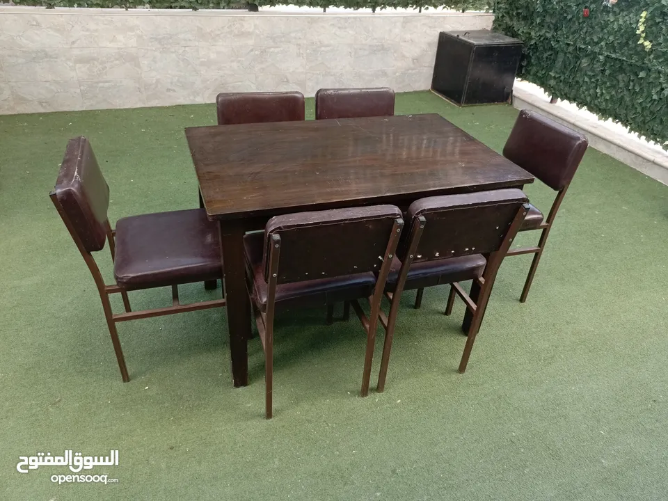 طاولة مطبخ أو سفرة صغيرة مع كراسي حديد وجلد