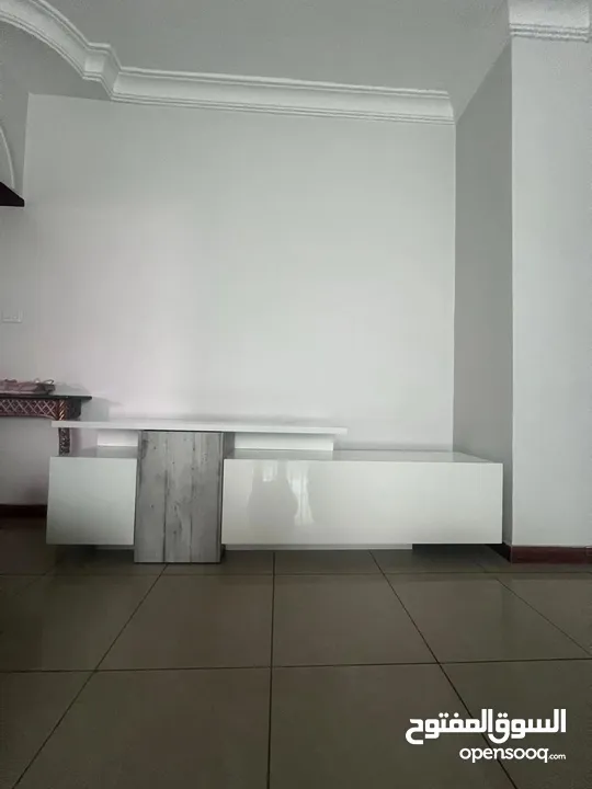 طاولة تلفزيون لامنيت بحالة الجديد لون ابيض مع وحدات تخزين من ميداس لأثاث بحالة ممتازة وجديدة