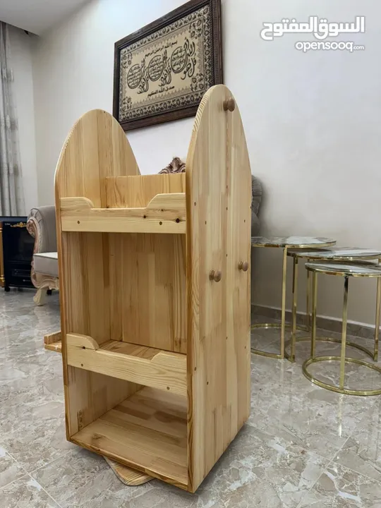 مكتبة اطفال مع قاعدة متحركة