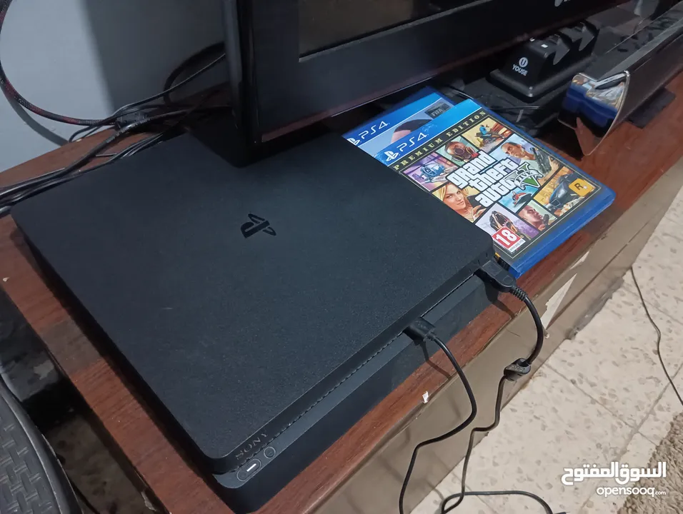 بلاي ستيشن 4 سلم بحالة ممتازة  مع كامل اغراضو مستعمل شي بسيط  نضافت الجهاز توب