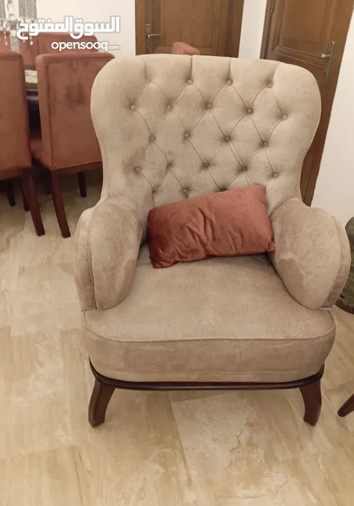 طقم كنب ضيوف فاخر و طاولة سفرة وطاولة وسط