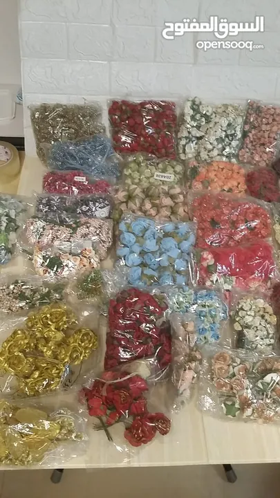 اكسسوارات ومواد للاشغال اليدوية ورد وشرايط وخرز واحجار للبيع بسبب تصفية الورشة