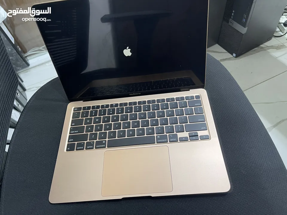 Mac book 2020 نسخه مميزه من امريكا *( جولد روز ) استخدام نظيف جداً جدا ومعه حمايه شاشه وحمايه خارجيه