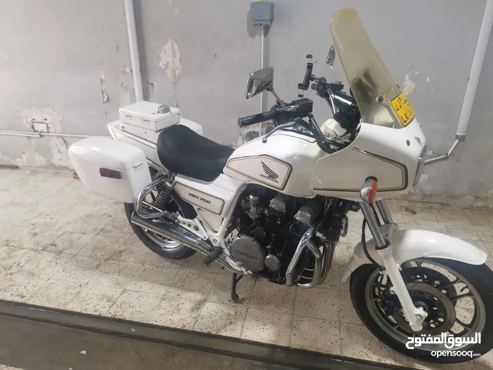 دراجه ناريه من نوع هوندا CBX750