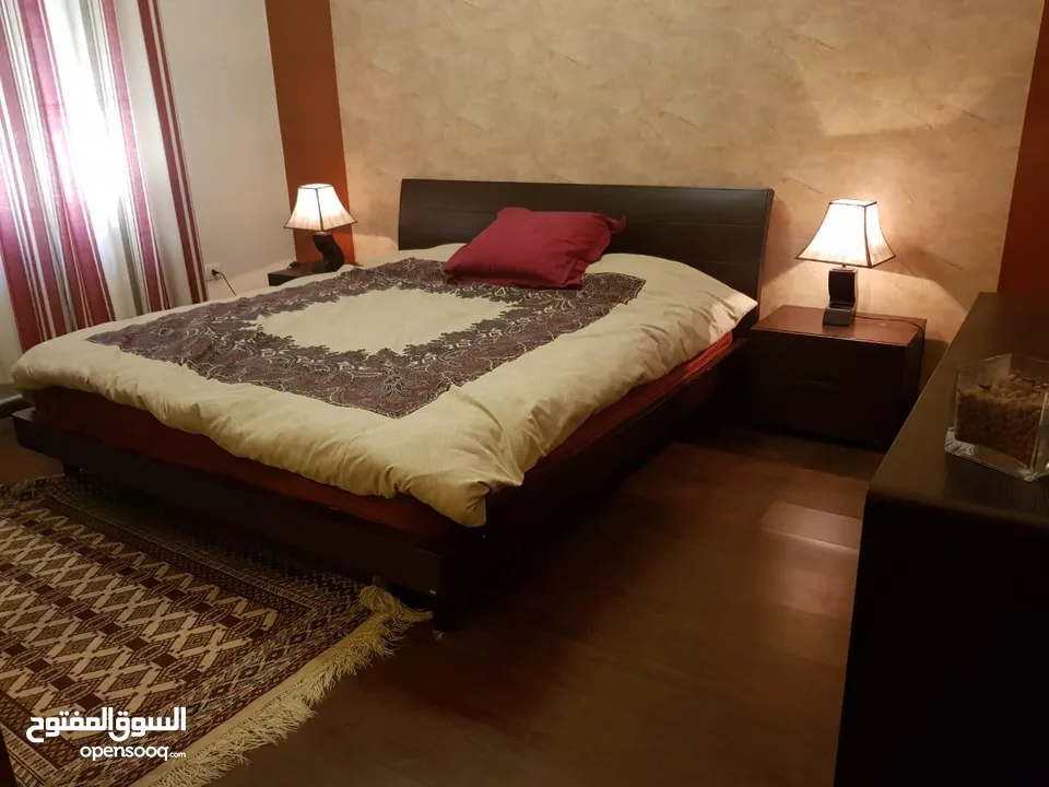 شقه فارغه للايجار ارضيه + ترس 150 متر + فاخره + مناسبه لعرسان