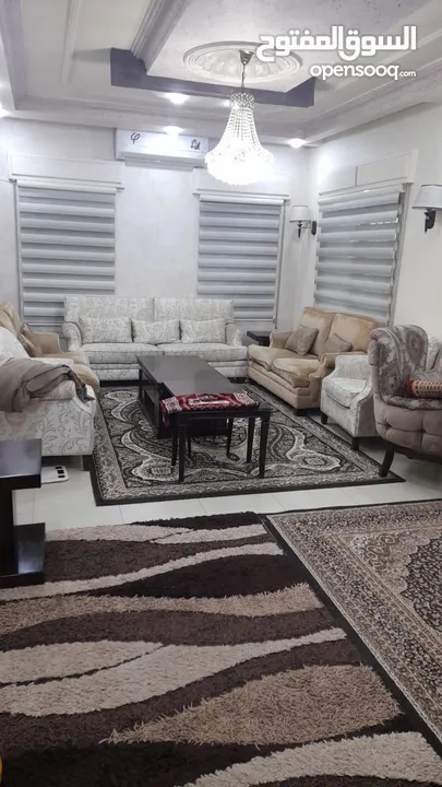 شقه من فيلا(غير مفروشة )للايجار طابق اول ب 360 ويوجد شقة صغيره طابق ارضي مدخل مستقل (غير مفروشة)150د
