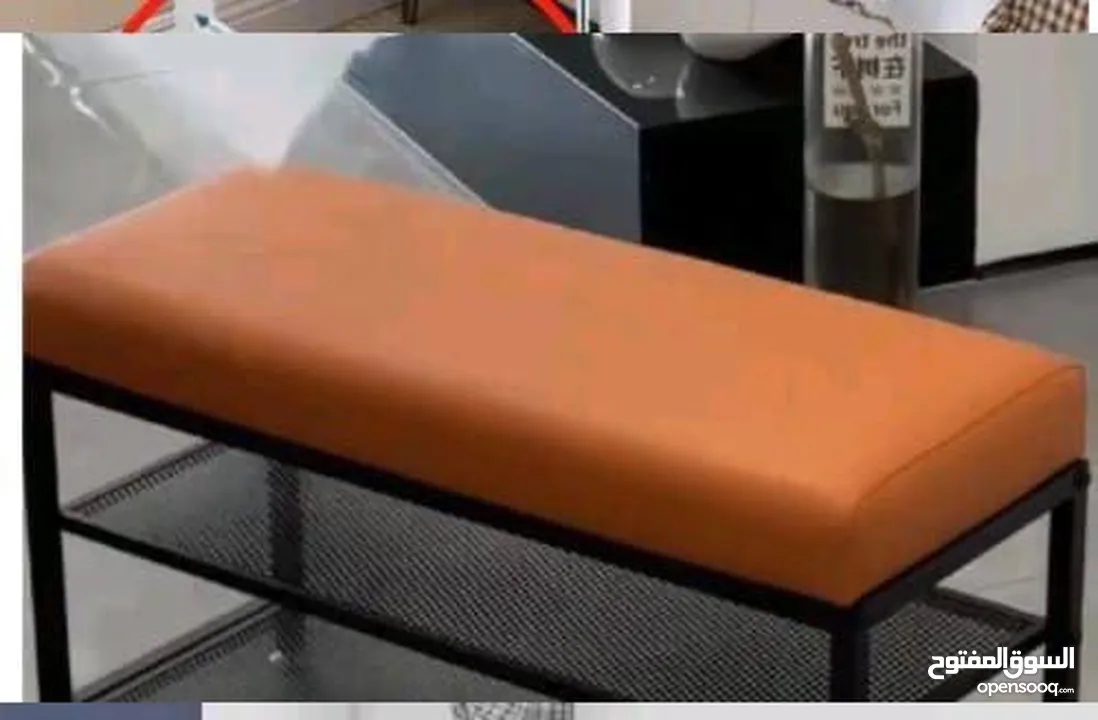 كرسي مريح مع مقعد مبطّن باللون البرتقالي وإطار معدني قوي باللون الأسود. مصمم ليجمع الراحه والاناقه