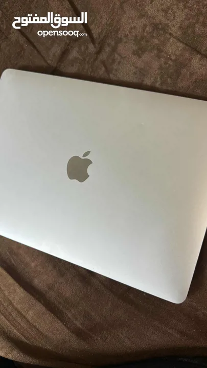 ماك بوك   (m1) يوجد شعر بسيط لا يوثر على العمل شبه مرئي  المواصفات موجوده داخل الصور  السعر 480 غير