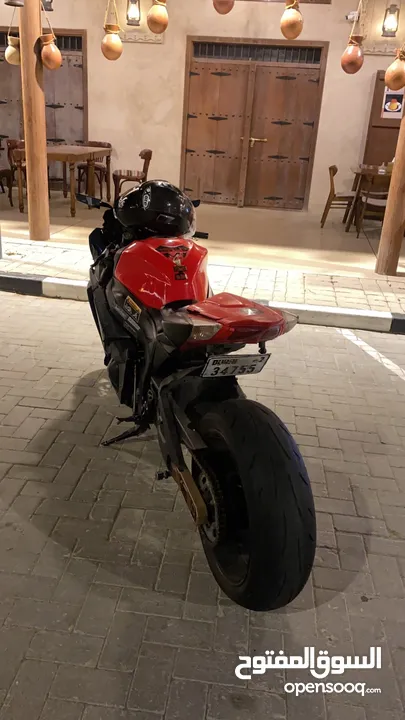 سوزوكي 1000RR 2015 الدراجة نظيفة مسرفسه عند تويستر بايك واللي له خاطر