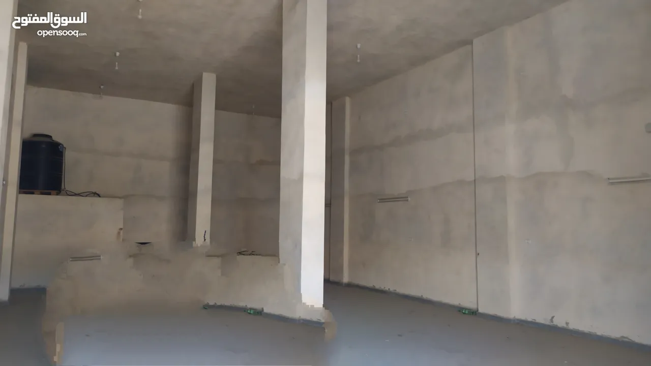 مخازن للايجار بالقرب من دوار عزموط على الشارع الرئيسي  مساحة 140 متر مربع