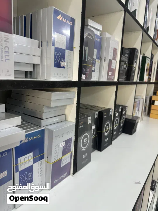 خدمة تصليح الهواتف و الايباد  متوفر شاشات وجميع قطع الغيار بأسعار الجملة ضمان على جميع الخدمات