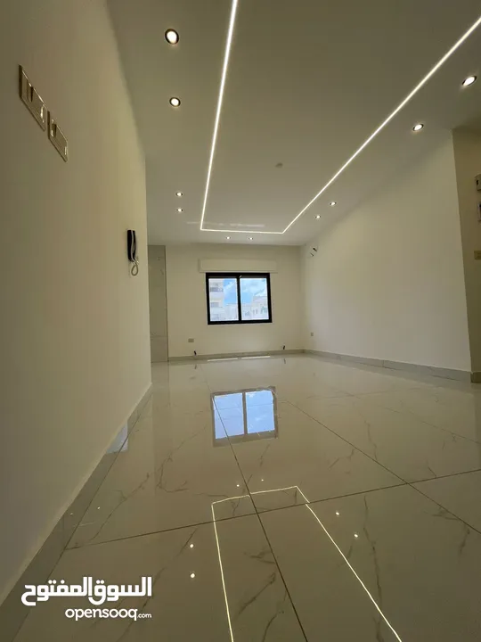 ارضية مع ترس تشطيب فخم في البنيات خلف جامعة البتراء