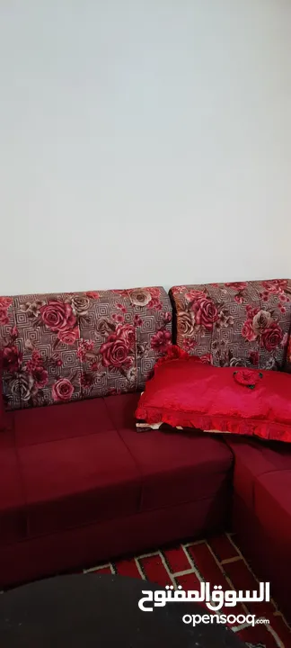 كنب كورنر صالون لون خمري مع طربيزات وطاوله وسط وطاولة شاشه تفصيل