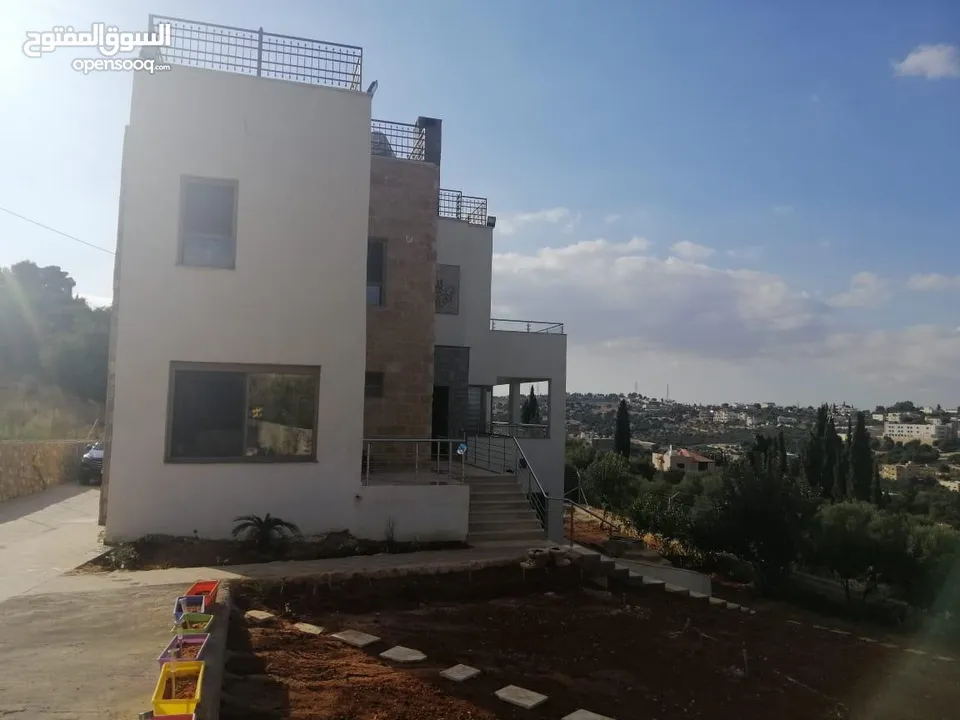 فيلا سكنيه بالسلط للبيع زي وادي الحمامرة واصل جميع الخدمات ومنطقة هادئة قريبة من الاسواق