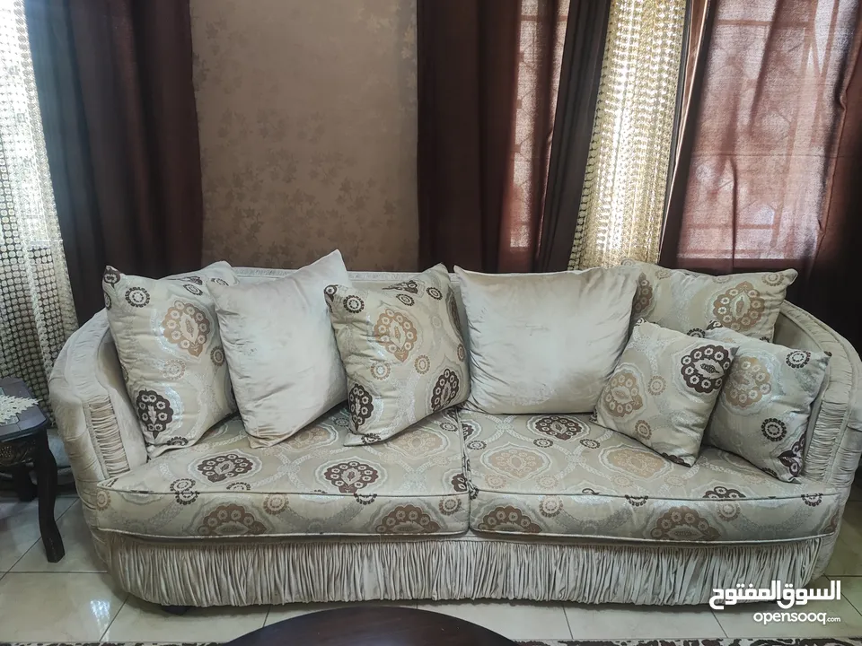 طقم كنب عدد 4 مع 5 طاولات خشب أنيق – بحالة ممتازة