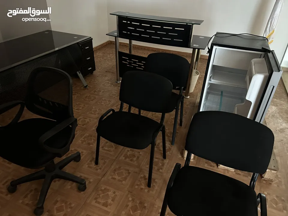 اثاث مكتب فاخر استعمال بسيط جدا - شبه جديد بسبب السفر