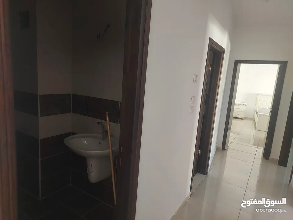 للايجار شقه فارغه البيره مقابل سوبر ماركت الشني والمقاطعه