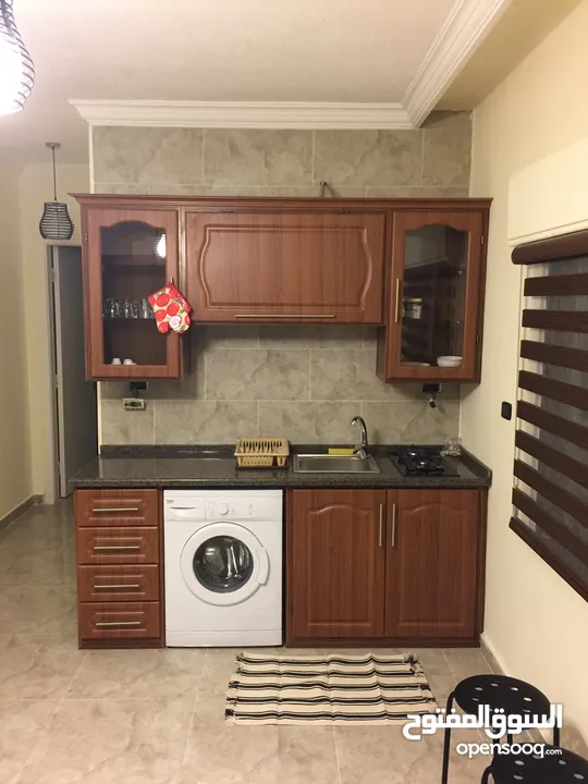 من المالك ستوديو  مفروش للايجار/مقابل البوابه الرئيسيه للجامعه الاردنيه وخلف محطه جوبترول مباشره.