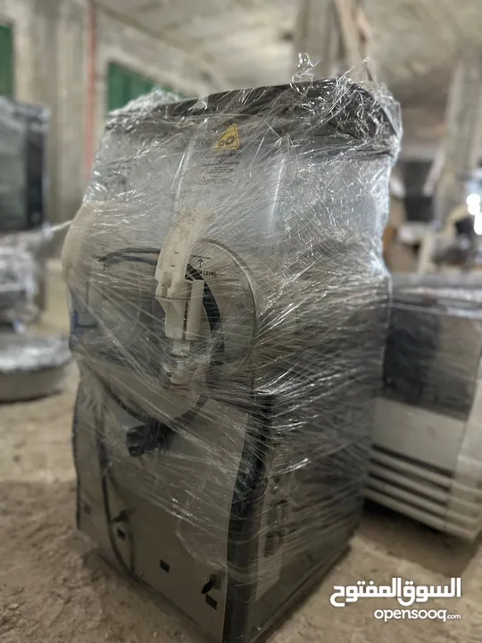 عدة محل  كاملة مع طاولات وكراسي للبيع