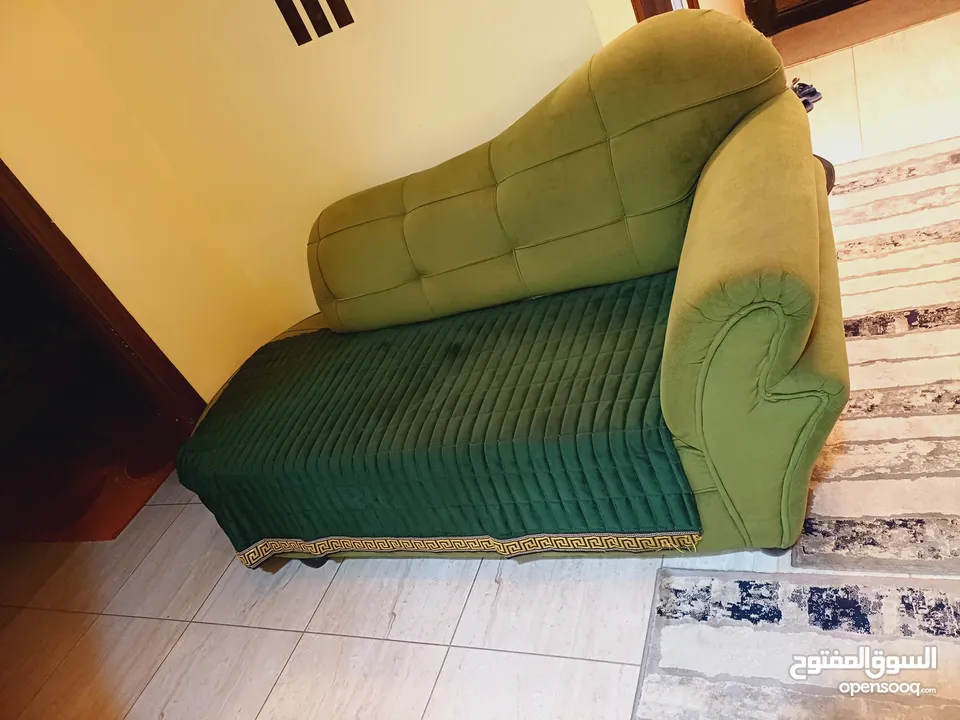 طقم جلوس كورنر تفصيل مع طاولة وسط و ثنائي عدد 2 جميعهم استعمال بسيط بحالة ممتازة جدا