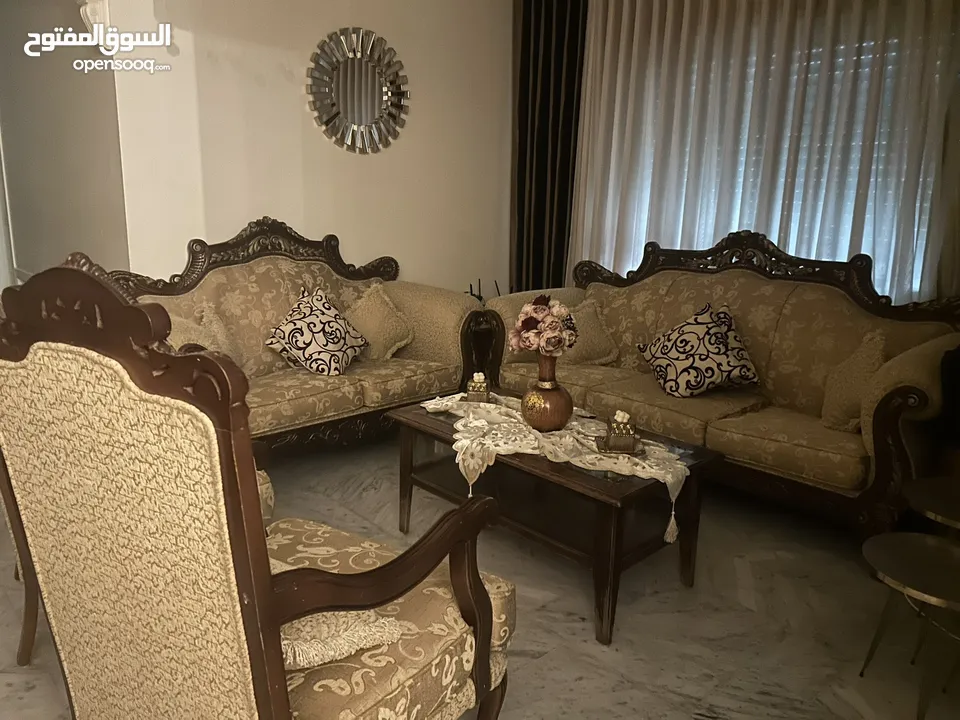 كنب زان خشب مصري ثلاثية ثنائية و مفردتين بحالة جيدة جدا مع الطاولات