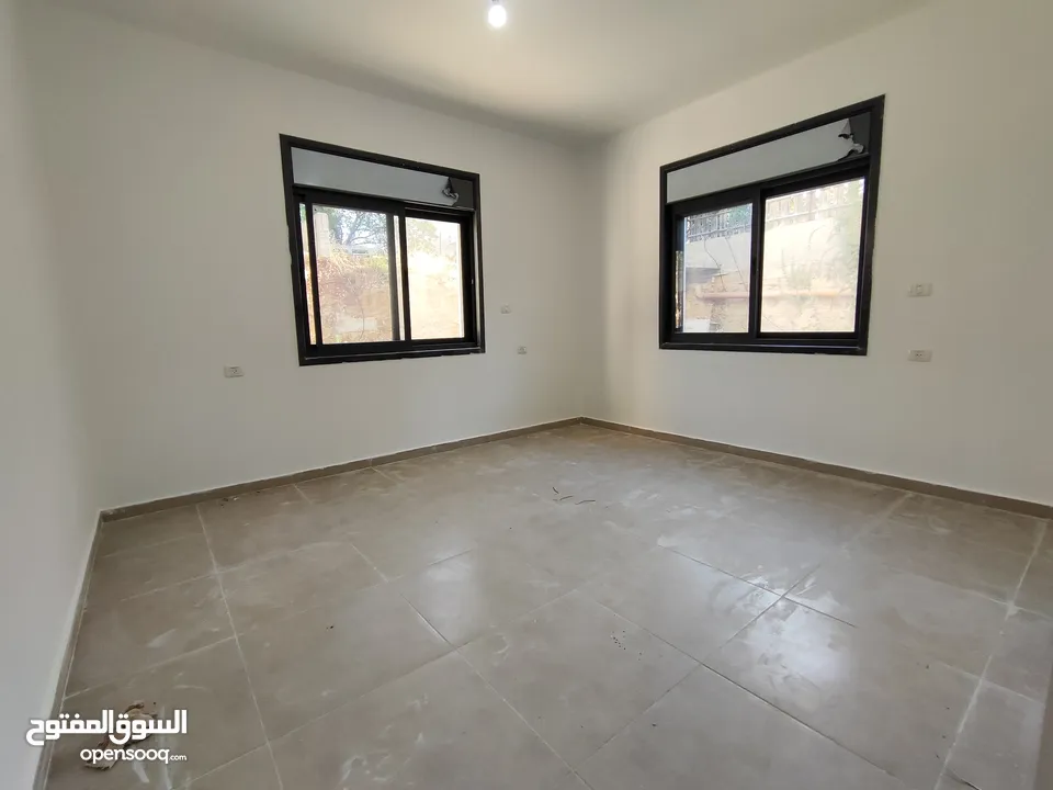 شقة جديده مع ساحه غير مفروش للايجار في سردا