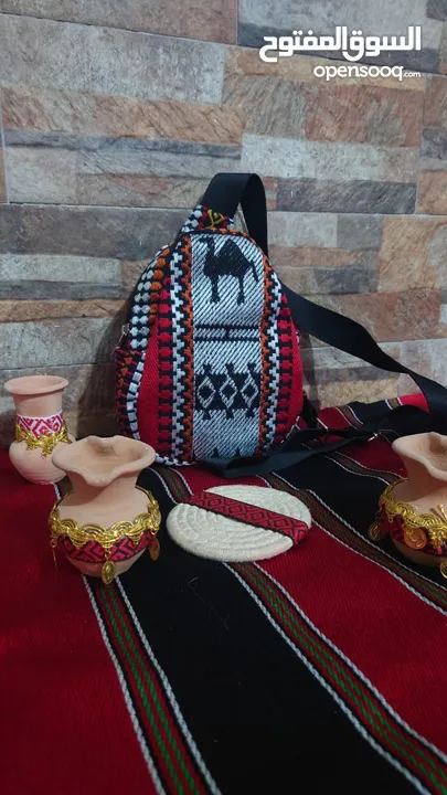 حقيبة يدوية مستوحاة من نقوش البادية وألوان الصحراء الأردنية