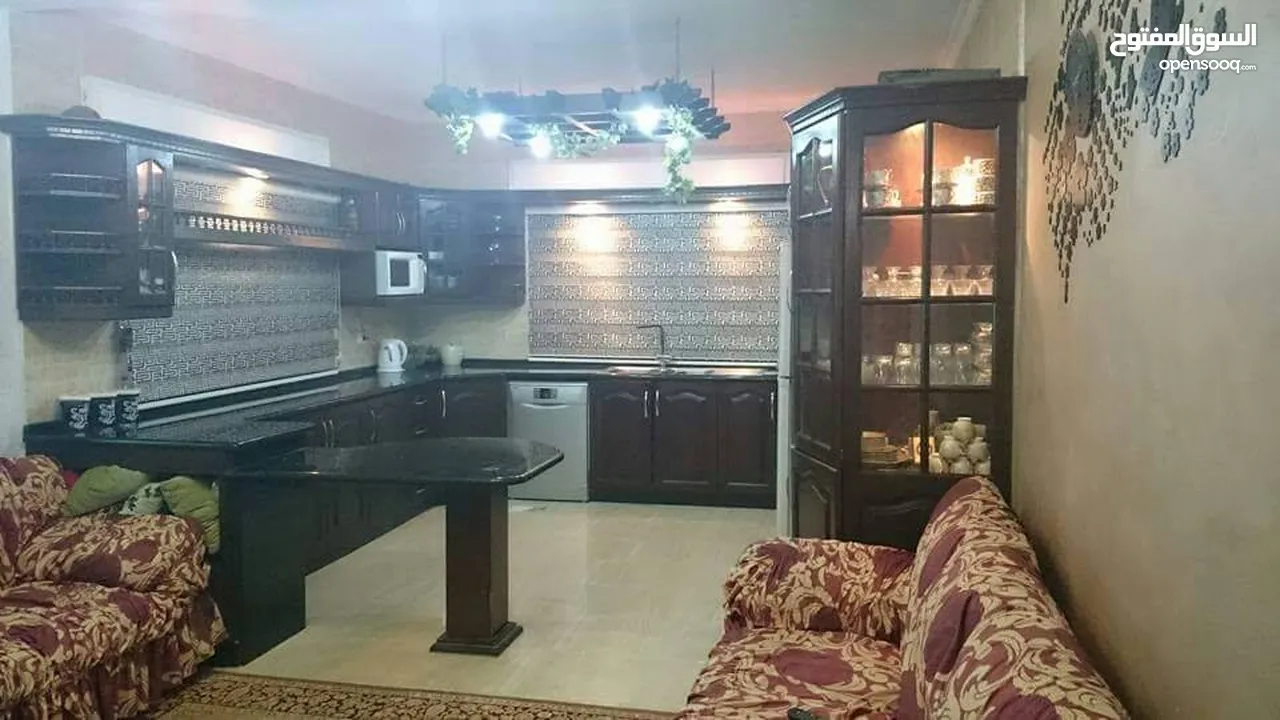 شقة أرضي وسط مع موقف تحت البناية