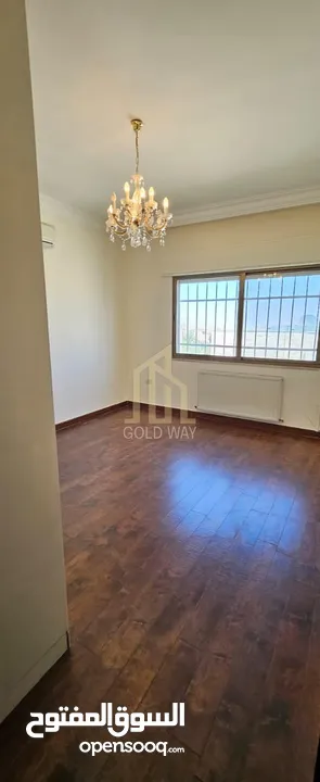 في أجمل مواقع الرابية قرب المدارس المعمدانية شقة طابق ثالث 200م بتشطيبات راقية /ref 9009