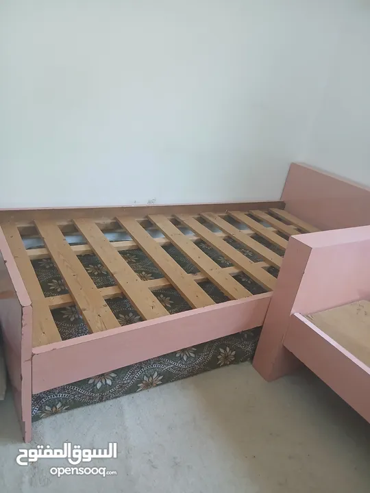 2 تخت بلون الزهري بحاله جيده جدا