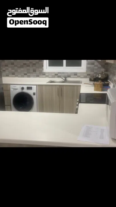 شقة فاخرة مؤثثة كامل ببرج بالجفير  تعطي اقامة دائمة للاجانب  بها كافة الامكانيات