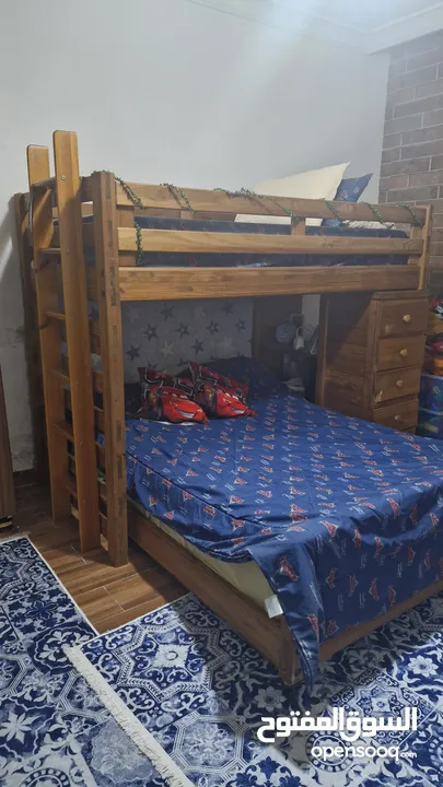 تخت طابقين خشب صولد امريكي مع فرشه مفرد ونص + كنبه ثلالثيه ريش + طاولتين جانبيتين حفر